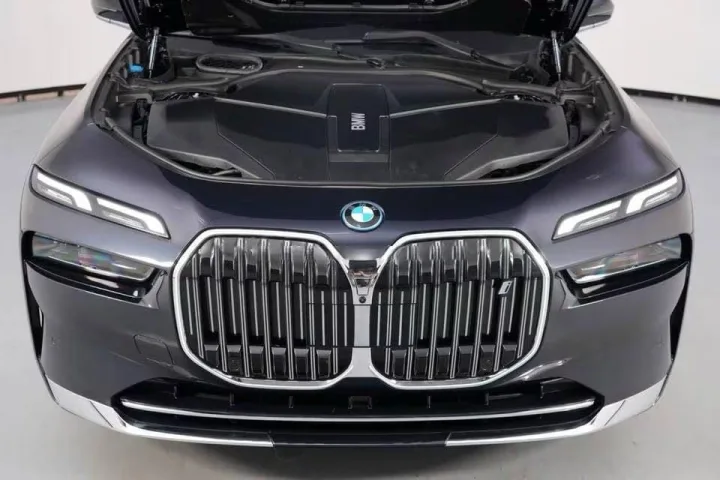 BMW i7