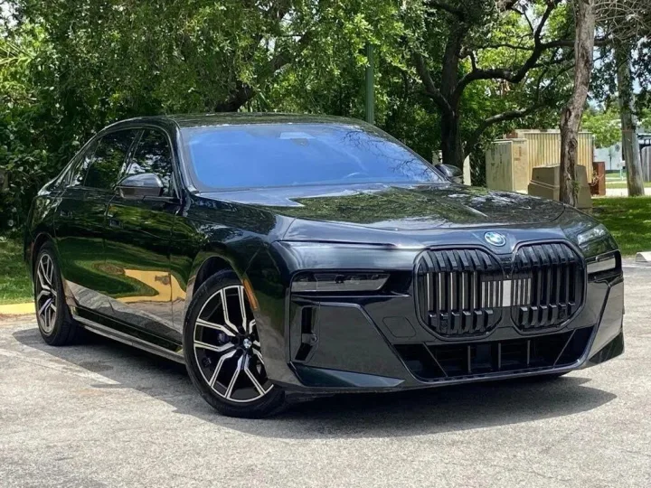 BMW i7