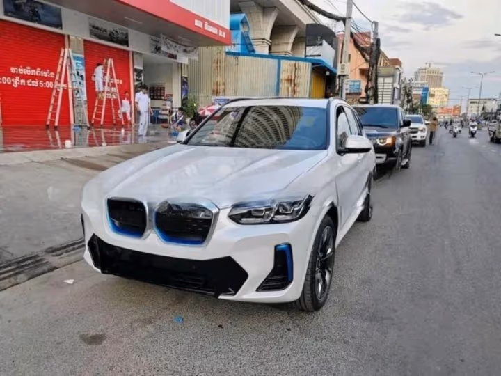 BMW iX3 2023