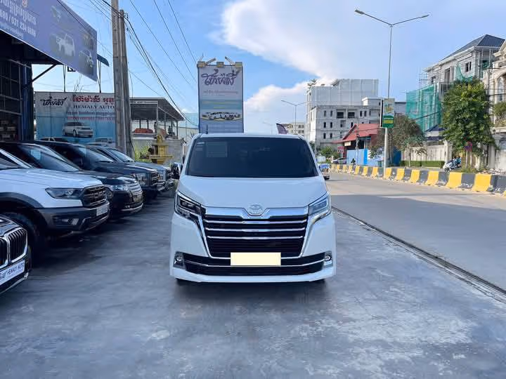 Toyota Granvia 2020